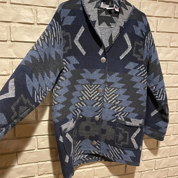 Geometric Patterned Button-Up Jacket - Picture 4 of 11